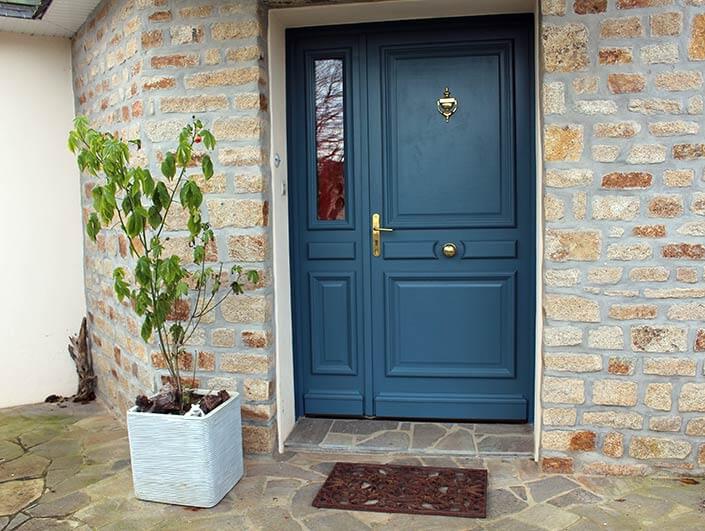 Porte en bois pour maison en pierre